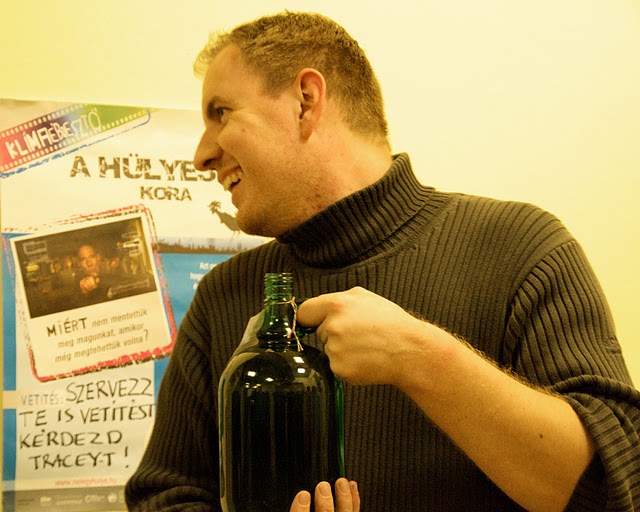 Fábián, a Másik Bolt tulaj. Sokat tesz annak, hogy a tudatos vásárlók a kistermelők és  kézmuves árut tudnak helyileg vásárolni