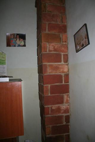 Látogatás az első hőoszlopnál. Szerencsére tökéletes állapotban van, minden fuga ép és ontja a meleget, akkor is amikor épp ott jártunk, a pici gyerkőcök nagy örömére.