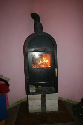 A turbósításra váró kályha. A hőoszlop a szomszédos szobában fog megépülni, így mindkét lakószoba fűthető lesz már jövőre!