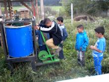 A brikettezéshez használt pedállal hajtott papírpépesítőt a helyi srácok mutatták be.