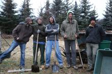 A komposztkazán építés sokkal kellemesebb barátokkal