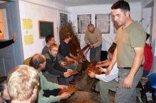 A kunbábonyiakat pedig a fonóban serénykedő férfiak létszáma nyűgözte le